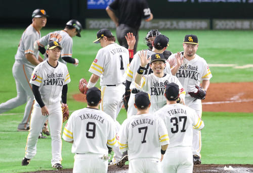 ソフトバンク対巨人　巨人に2連勝しハイタッチをかわすソフトバンクナイン（撮影・梅根麻紀）