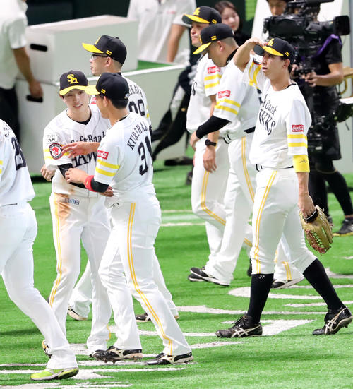 ソフトバンク対巨人　巨人に連勝しナインとタッチを交わすソフトバンク周東（左）（撮影・垰建太）