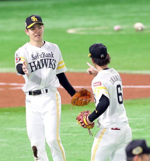 ソフトバンク対巨人　6回表巨人2死、重信の打球を好捕した今宮とタッチを交わす高橋（撮影・垰建太）