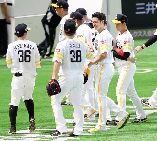 ソフトバンク対巨人　巨人に連勝しソフトバンク高橋（右から2人目）は森から勝利球を渡され笑顔を見せる（撮影・垰建太）