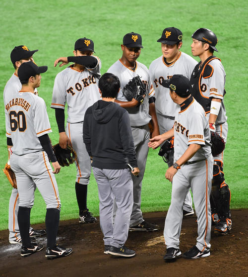 ソフトバンク対巨人　5回裏ソフトバンク2死一、二塁、マウンド上でナイン宮本和知投手総合コーチらと言葉を交わすクリストファー・クリソストモ・メルセデス（撮影・森本幸一）