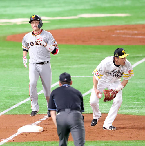 ソフトバンク対巨人　4回表巨人1死、二ゴロに倒れる坂本勇（左）。右は内川（撮影・垰建太）