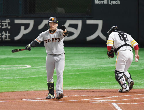 ソフトバンク対巨人　1回表巨人2死、丸佳浩は空振りの三振に倒れる（撮影・今浪浩三）