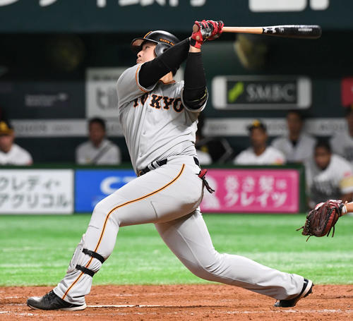 ソフトバンク対巨人　9回表巨人1死満塁、岡本は中堅フェンス直撃の2点適時打を放つ（撮影・山崎安昭）