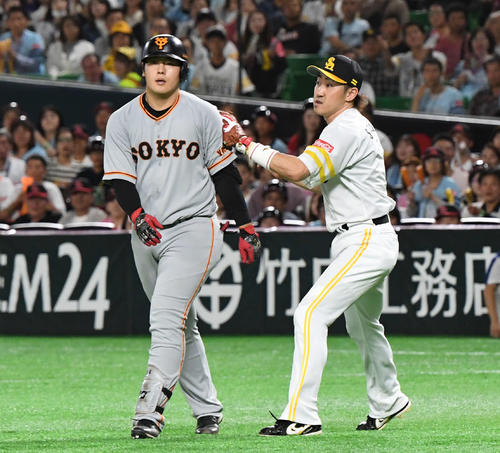 ソフトバンク対巨人　9回表巨人1死満塁、適時打を放った岡本（左）は塁間ではさまれ、内川にタッチされ憤死（撮影・山崎安昭）