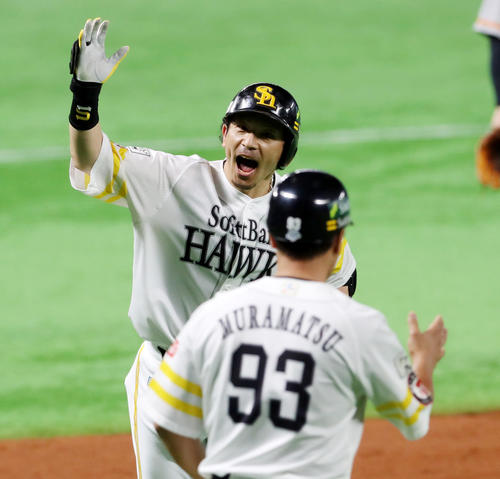 ソフトバンク対巨人　7回裏ソフトバンク無死一、三塁、松田は中越え3点本塁打を放ち雄たけびを上げながら村松三塁コーチとタッチする（撮影・加藤哉）