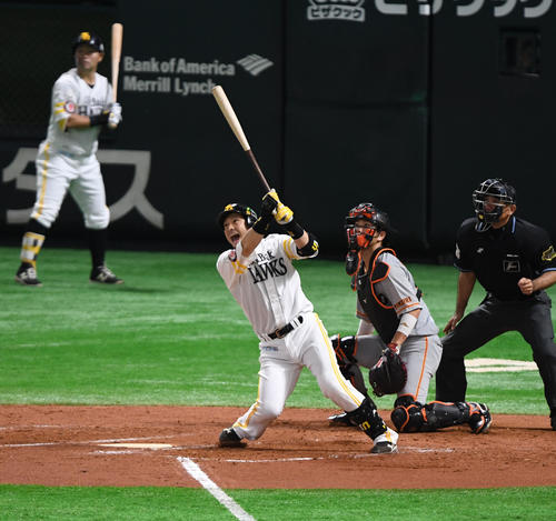 ソフトバンク対巨人　7回裏ソフトバンク無死一、三塁、松田宣は中越え3点本塁打を放つ（撮影・今浪浩三）