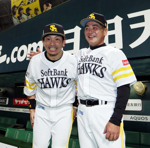 ソフトバンク対巨人　松田宣（左）をねぎらう工藤監督（撮影・栗木一考）