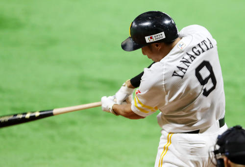ソフトバンク対巨人　8回裏ソフトバンク1死、柳田悠岐は左越え本塁打を放つ（撮影・加藤哉）