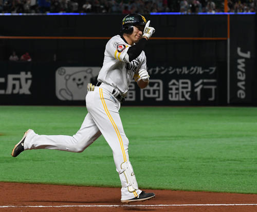 ソフトバンク対巨人　8回裏ソフトバンク1死、ソロ本塁打を放った柳田はダイヤモンドを回りながらポーズを決める（撮影・山崎安昭）