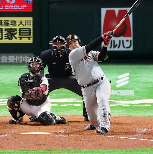 9回表巨人1死満塁、岡本和真は中前適時打を放つ（撮影・梅根麻紀）