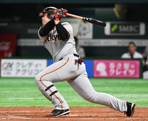 7回表巨人2死一塁、岡本は左前打を放つ（撮影・山崎安昭）