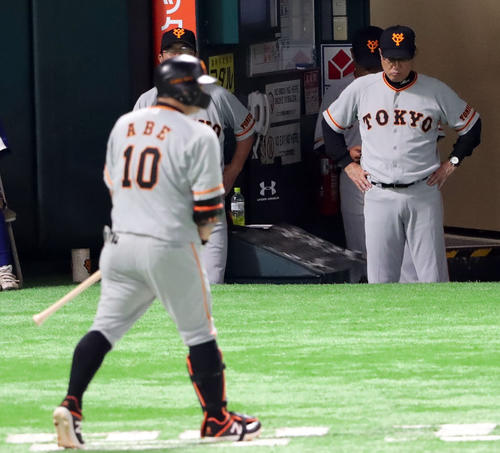 ソフトバンク対巨人　5回表、阿部（左）が三振に倒れ、うつむく原監督（右）（撮影・垰建太）