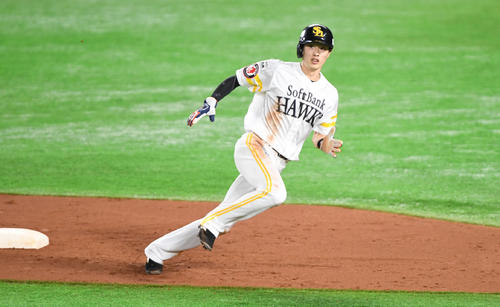 ソフトバンク対巨人　7回裏ソフトバンク無死一塁、グラシアルの左前打で三塁を狙う周東（撮影・今浪浩三）