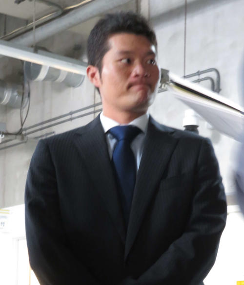球団事務所を訪れたソフトバンク美間