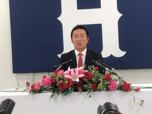 コーチ就任会見に臨んだ広島横山竜士新コーチ（撮影・前原淳）