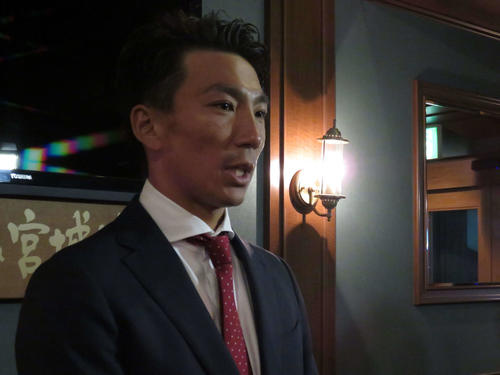球団に自由契約を申し入れ、了承されたことを表明する嶋