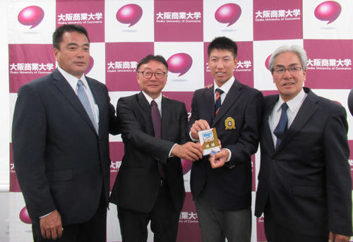 中日からの2位指名のあいさつを受けた大商大・橋本侑樹投手（左から松永編成部長、山本スカウト、本人、米村チーフアマスカウト）