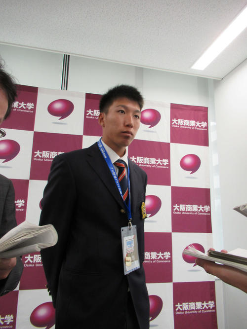 中日からの2位指名のあいさつを受けた大商大・橋本侑樹投手