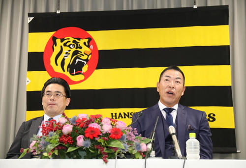 谷本球団本部長とともに就任会見する井上一樹新コーチ（右）（撮影・白石智彦）