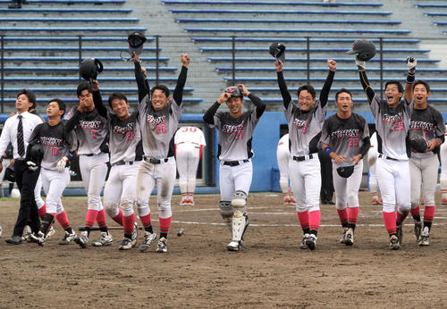 逆転サヨナラで13年ぶりの優勝が決まり、大喜びの日大国際関係ナイン