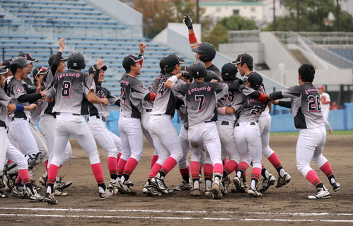 逆転サヨナラで13年ぶりの優勝が決まり、大喜びの日大国際関係ナイン