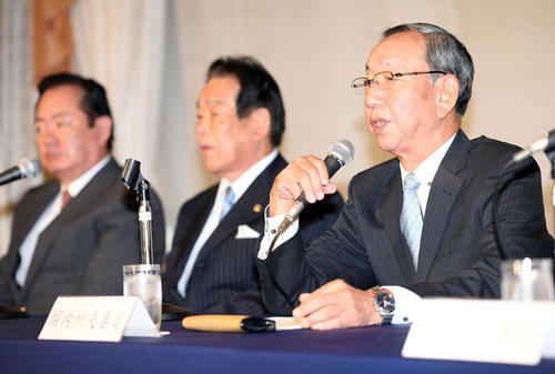 沢村賞該当者なしについて記者の質問に答える委員長の堀内恒夫氏（右）（撮影・たえ見朱実）