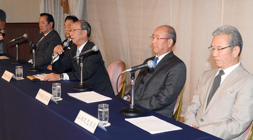 沢村賞の選考委員長を務める堀内恒夫氏は「今年は該当者がありません」と冒頭で伝える。手前右から山田久志氏、平松政次氏、1人おいて村田兆治氏、北別府学氏（撮影・たえ見朱実）
