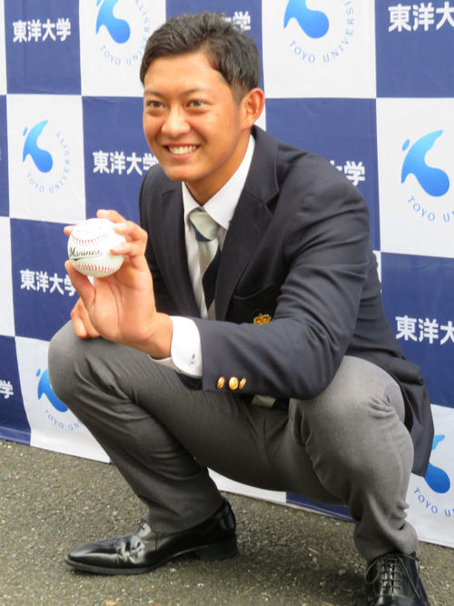 ロッテからドラフト2位で指名された東洋大・佐藤は井口監督から贈られたサインボールを手に笑顔