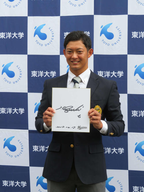 ロッテからドラフト2位で指名された東洋大・佐藤は井口監督から贈られたサイン色紙を手に笑顔
