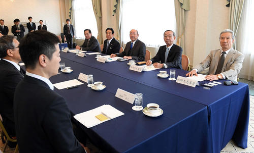 沢村賞の選考会議に出席する堀内恒夫委員長（右から2人目）。左から北別府学、村田兆治、平松政次、1人おいて山田久志各委員（撮影・たえ見朱実）