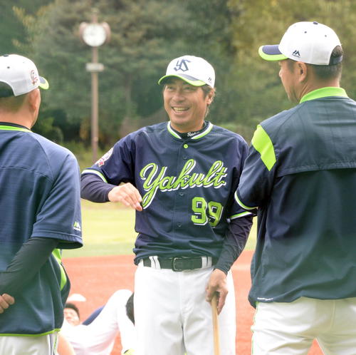 コーチ陣と笑顔で話すヤクルト高津監督（中央）（撮影・鈴木正章）