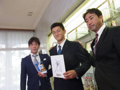 オリックスの中川スカウトグループ長（右）らから2位指名の挨拶を受ける駿河総合・紅林（中央、左は牧田チーフスカウト）（撮影・堀まどか）