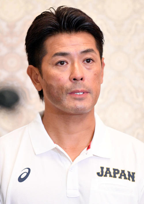 全体ミーティングを終え報道陣の取材に応じる侍ジャパン稲葉監督（撮影・滝沢徹郎）