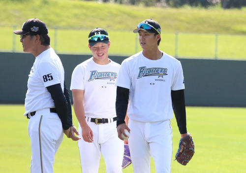 話しながらベンチへ引き上げる日本ハム吉田輝（中央）と田中瑛（撮影・中島宙恵）