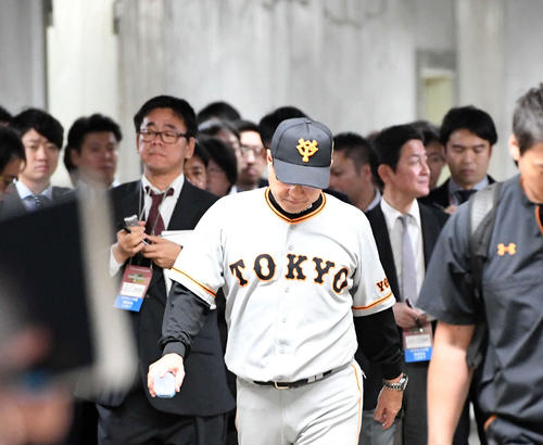ソフトバンクに連敗して引き揚げる巨人原監督（2019年10月20日撮影）