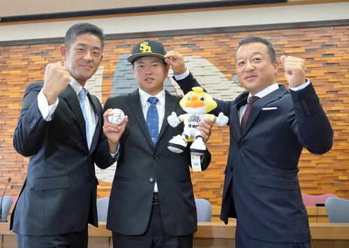 ソフトバンク福山龍太郎アマスカウトチーフ（左）と作山和英スカウト（右）に帽子をかぶせてもらう3位指名の東北福祉大・津森（撮影・鎌田直秀）