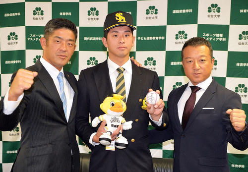 ソフトバンク福山アマスカウトチーフ（左）と作山スカウト（右）に活躍を誓う仙台大・大関（撮影・鎌田直秀）