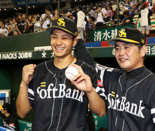 プロ初勝利を挙げた大竹耕太郎は工藤監督に頭をなでられる（2018年8月1日撮影）