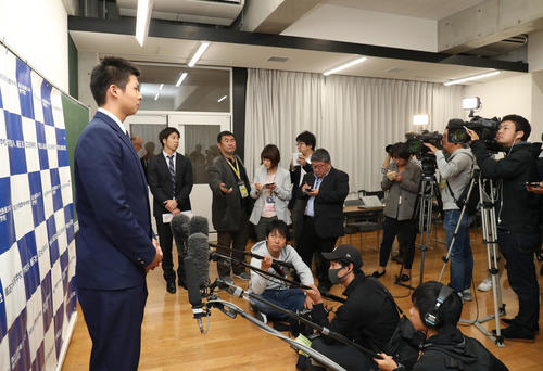 会見で抱負を語る履正社・井上（左）（撮影・白石智彦）