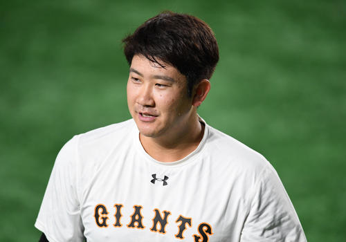 充実した表情でキャッチボールを終えた巨人菅野（撮影・加藤諒）