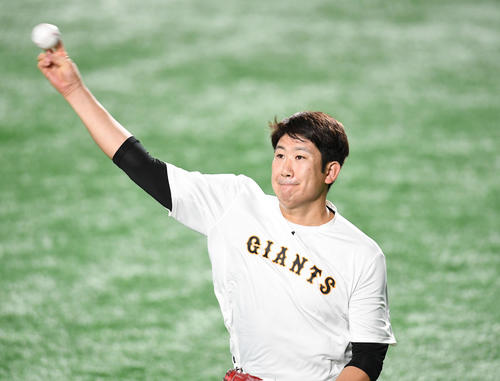 東京ドームでキャッチボールをする巨人菅野（撮影・加藤諒）