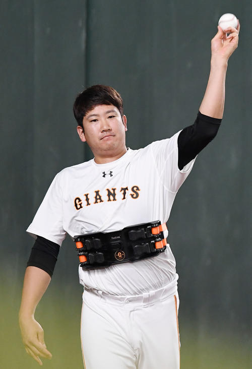 器具を装着して球を投げる巨人菅野（撮影・加藤諒）