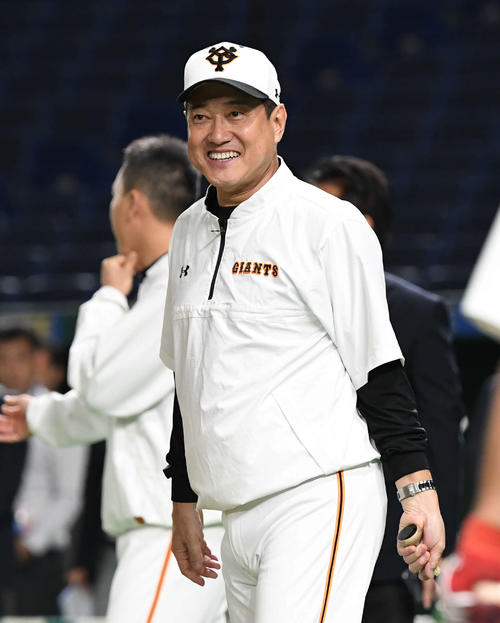 笑顔で練習を見守る巨人原監督（撮影・山崎安昭）
