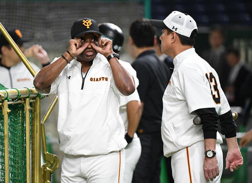 クロマティ氏（左）は巨人原監督に明るく声をかける（撮影・山崎安昭）
