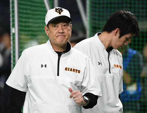 陽（右）にアドバイスを送った巨人原監督（撮影・山崎安昭）