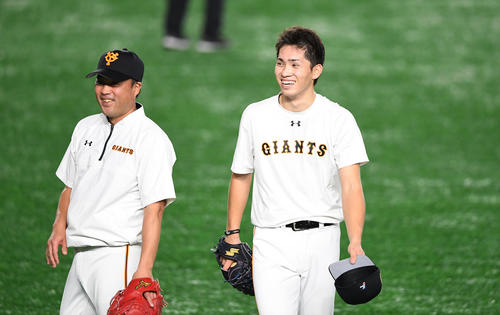 キャッチボールを終え、笑顔を見せる巨人高橋（右）（撮影・加藤諒）