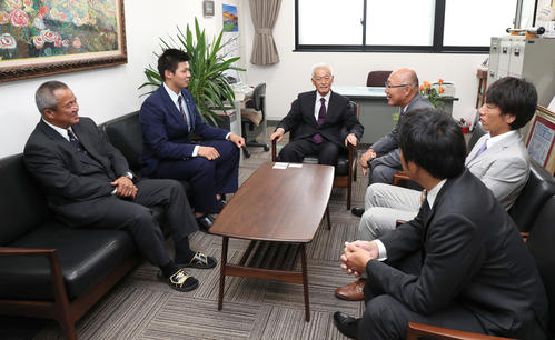 校長室で阪神2位指名のあいさつを受ける、左から時計回りに、履正社・岡田監督、井上、小森校長、阪神畑山スカウト、渡辺スカウト、永吉編成ディレクター（撮影・白石智彦）