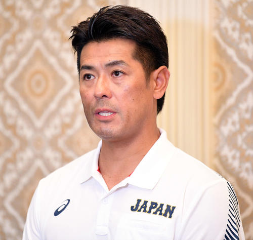 全体ミーティングを終え報道陣の取材に応じる侍ジャパン稲葉監督（撮影・滝沢徹郎）