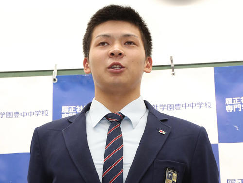 会見で抱負を語る履正社・井上（撮影・白石智彦）